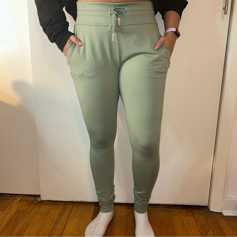 Gymshark x Whitney Simmons Fitted Joggers in Moss Green